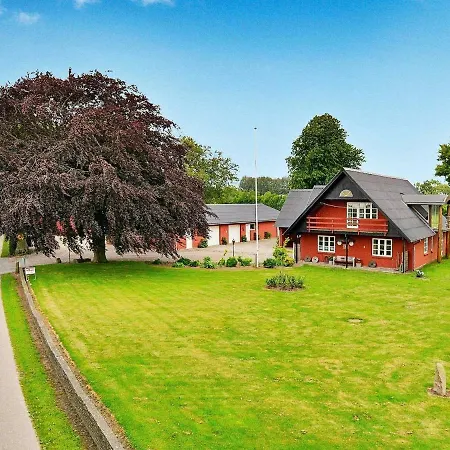 Five-bedroom Holiday In Ferienhaus *